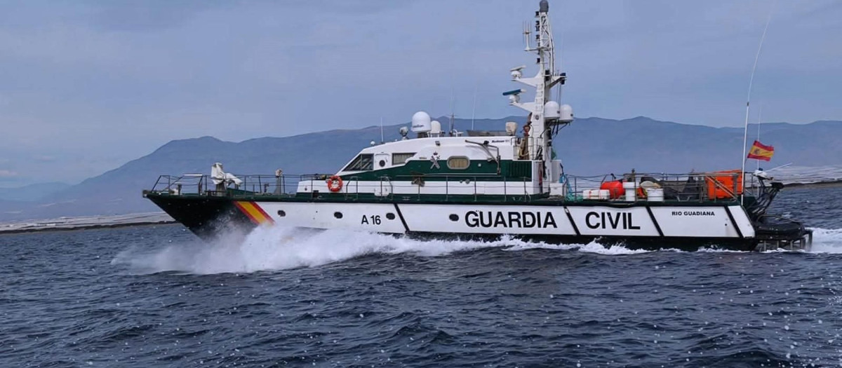 La operación se ha iniciado durante la tarde de este jueves cuando una patrullera del Servicio Marítimo Provincial de Cádiz abortó un suministro de combustible
