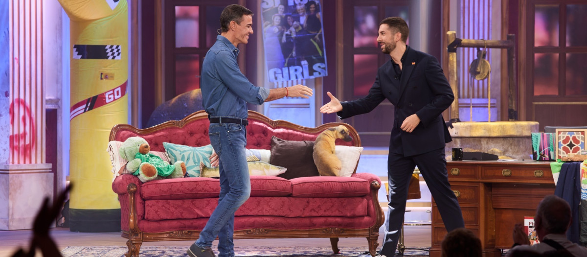 El presidente del Gobierno, Pedro Sánchez, en el programa 'La Revuelta' junto al presentador David Broncano