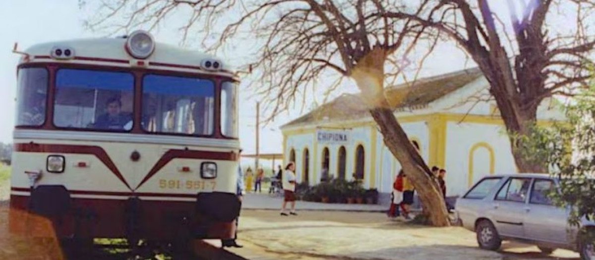 Antiguo ferrobús en la estación de Chipiona, durante la década de los 80