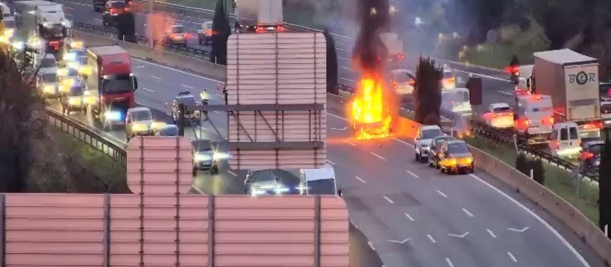 Vehículo incendiado que obliga a cortar 3 carriles de la AP-7 en Sant Cugat (Barcelona) en sentido Gerona