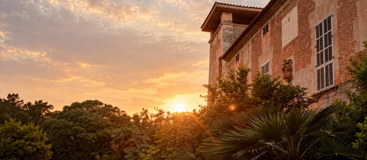 Atardecer mediterráneo junto a villa histórica