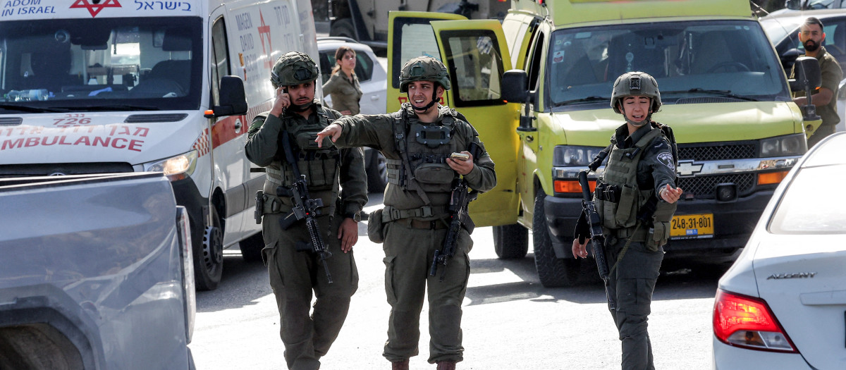 Militares y agentes de seguridad acudieron al lugar del atentado terrorista en Cisjordania