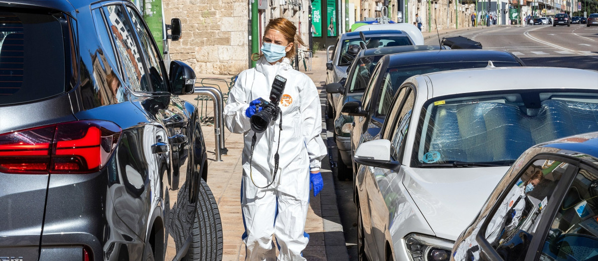 Una agente de la Policía Judicial investiga el hallazgo de una anciana muerta y maniatada en su piso de Burgos