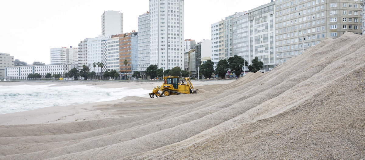 La Coruña se prepara para el invierno: levanta una duna de más de dos metros en Riazor para frenar los temporales