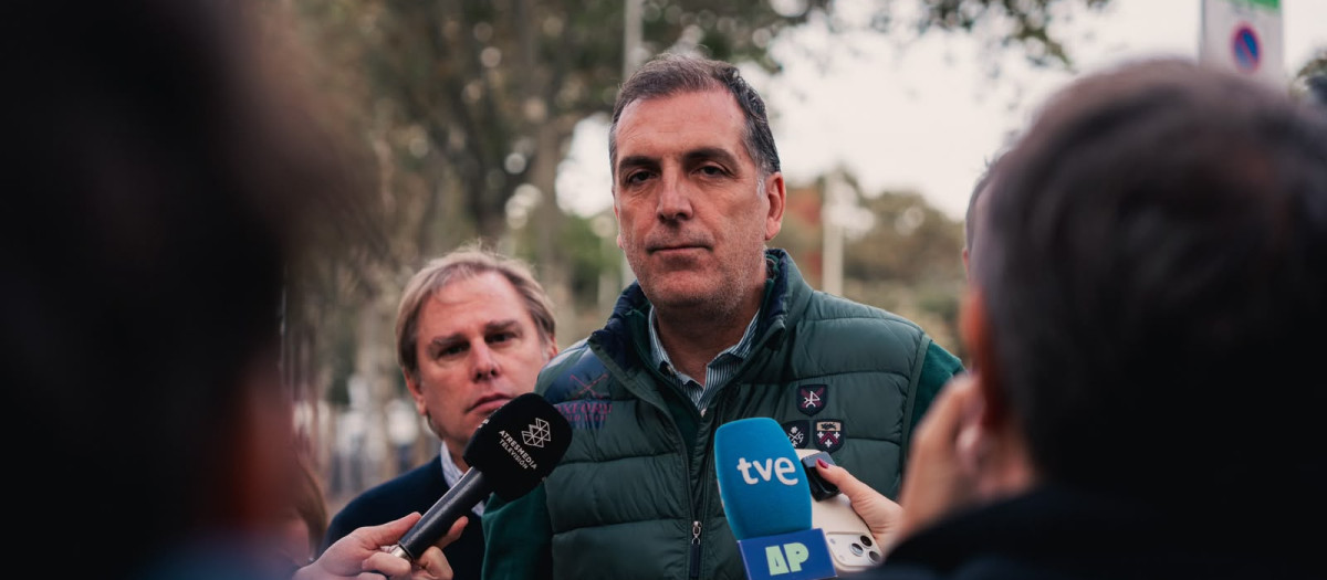 El político de Vox, Samuel Vázquez, en el barrio de Besòs Mar (Barcelona)