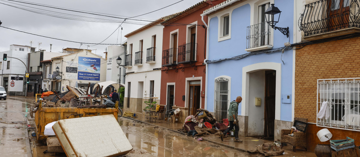Calles embarradas en Els Poblets, zona afectada por la dana Adam en Valencia