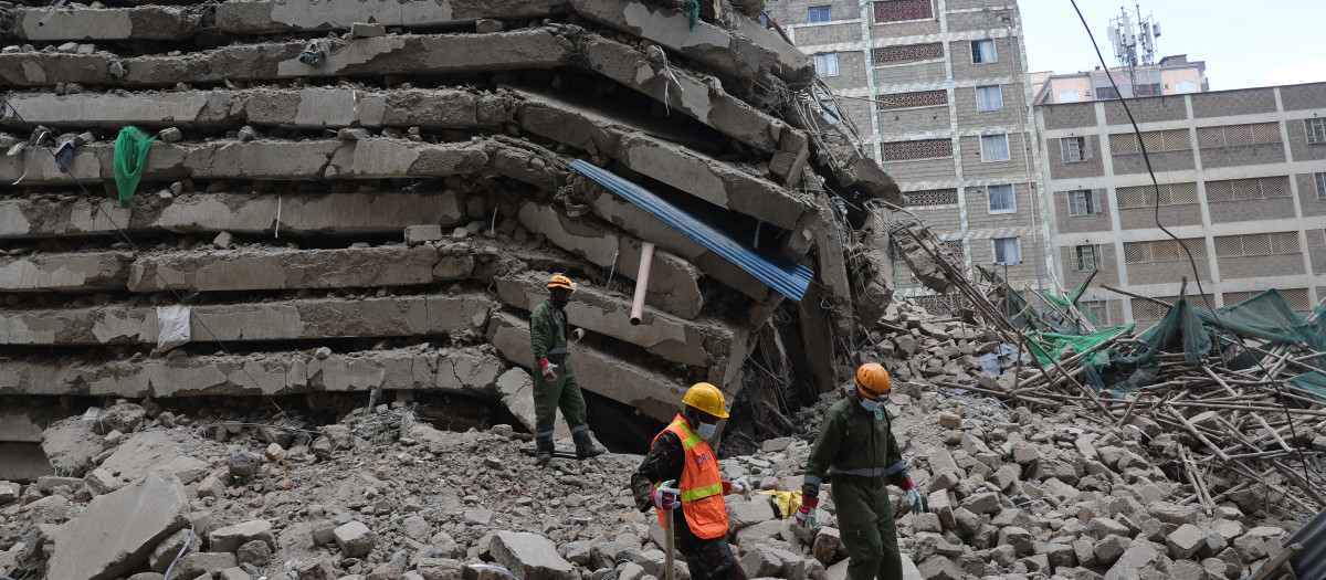 Personal del Batallón de Respuesta ante Desastres de las Fuerzas de Defensa de Kenia inspecciona los escombros de un edificio residencial derrumbado que aún estaba en construcción en el barrio de Eastleigh, en Nairobi