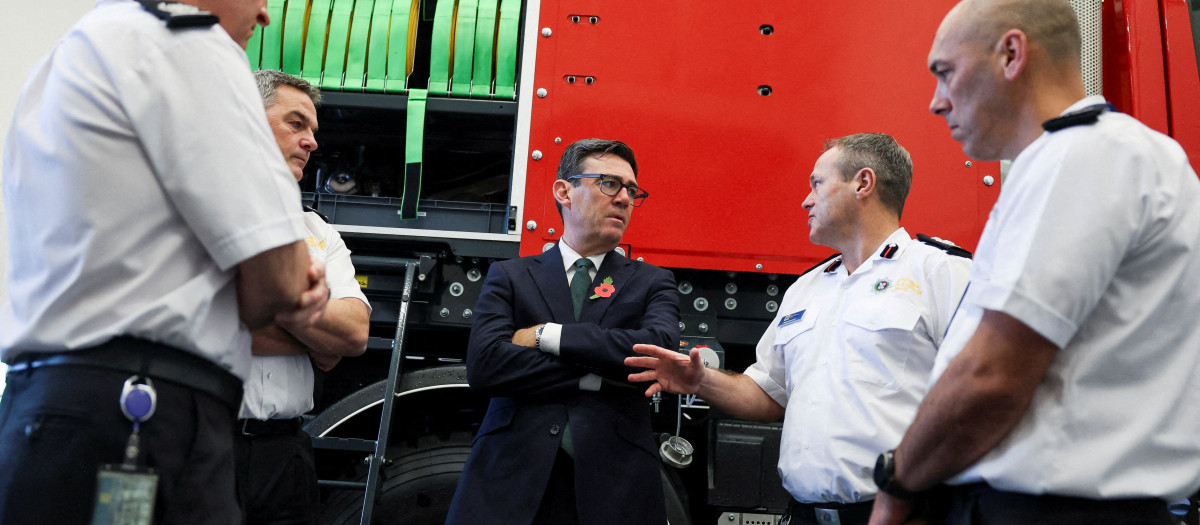 El primer ministro británico, Andy Burnham (en el centro), conversa con personal de bomberos y rescate durante la cumbre inaugural Wildfires '27 sobre resiliencia, celebrada en el Centro Nacional de Excelencia en Resiliencia de Aintree, al noroeste de Inglaterra