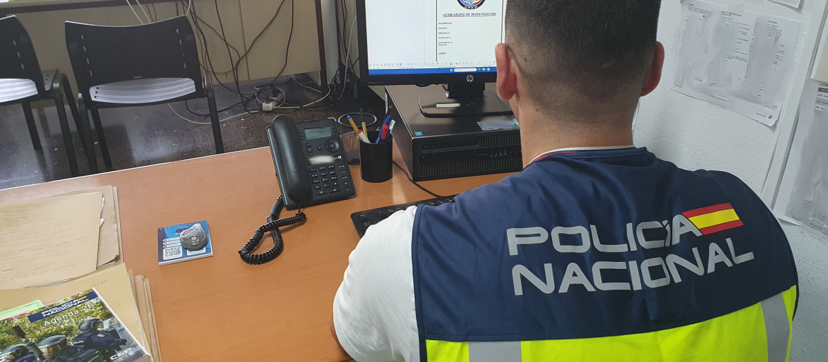 Policía nacional trabajando en la Jefatura

REMITIDA / HANDOUT por POLICÍA NACIONAL
Fotografía remitida a medios de comunicación exclusivamente para ilustrar la noticia a la que hace referencia la imagen, y citando la procedencia de la imagen en la firma
23/10/2026