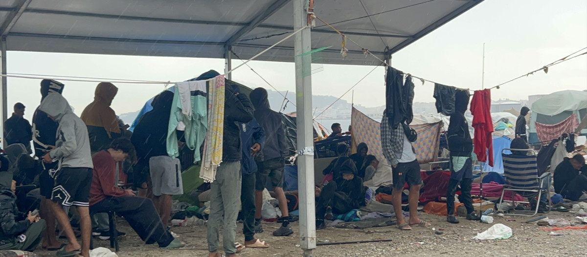 Inmigrantes en la explanada del Guano (Ceuta) este mes de octubre