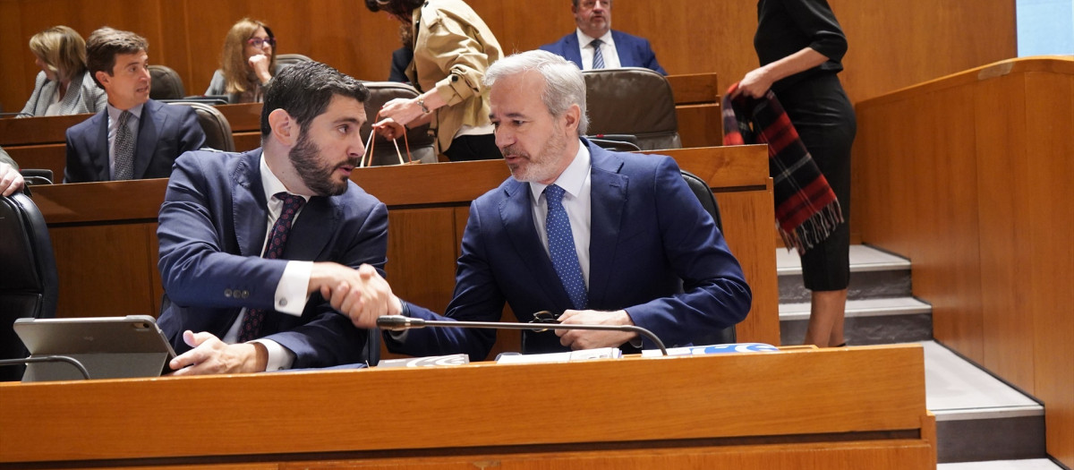El presidente del Gobierno de Aragón, Jorge Azcón, y el vicepresidente, Alejandro Nolasco, en una sesión en las Cortes