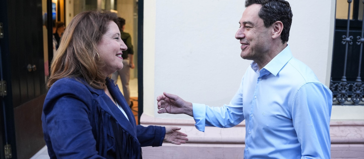 (Foto de ARCHIVO)
El presidente de la Junta de Andalucía, Juanma Moreno, (d) saluda a la numero 2 de las listas del PP-E, Carmen Crespo, (i) durante la noche electoral en la sede del PP-A, a 9 de junio de 2024