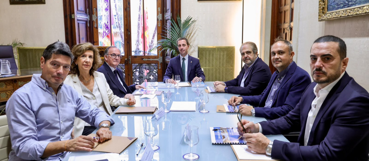 En el centro, el presidente Llorenç Galmés, junto a los representantes del CES.