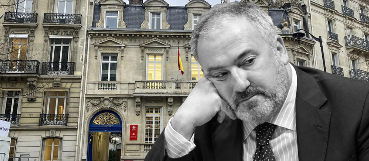 Carlos Olazabal –en una imagen cedida por la editorial– con el palacete del PNV de fondo
