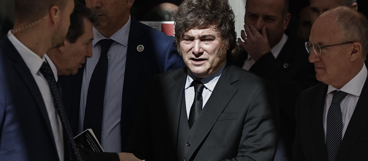 Javier Milei en su entrada en la Universidad Rey Juan Carlos de Madrid