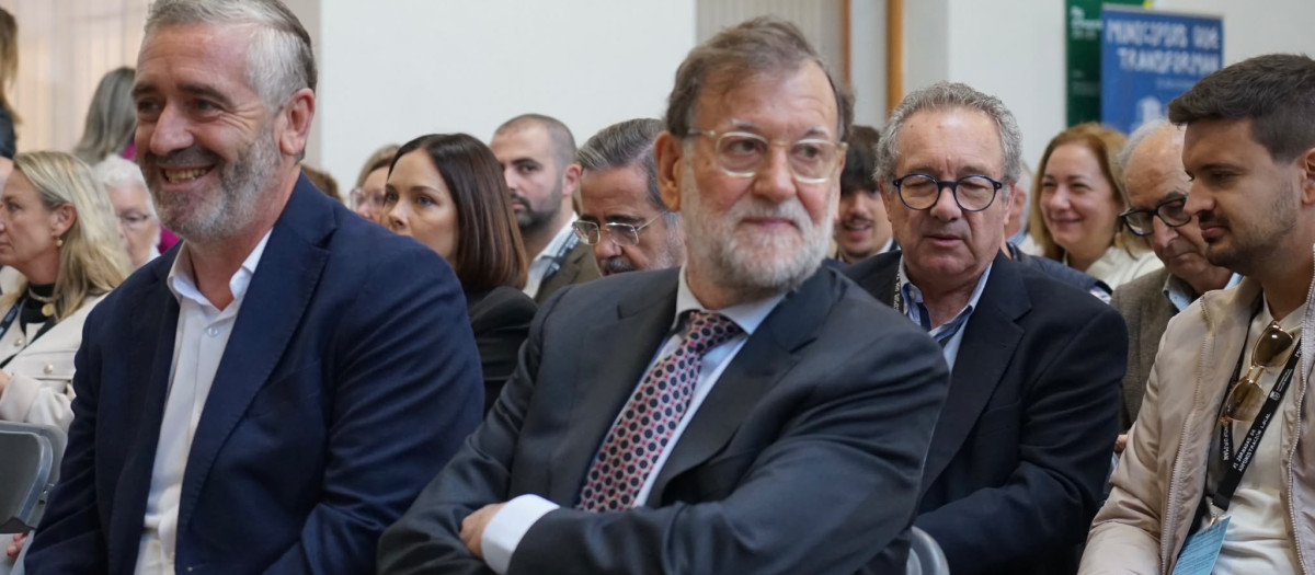 Imagen de Mariano Rajoy junto con Carlos Gil, alcalde de Benavites.