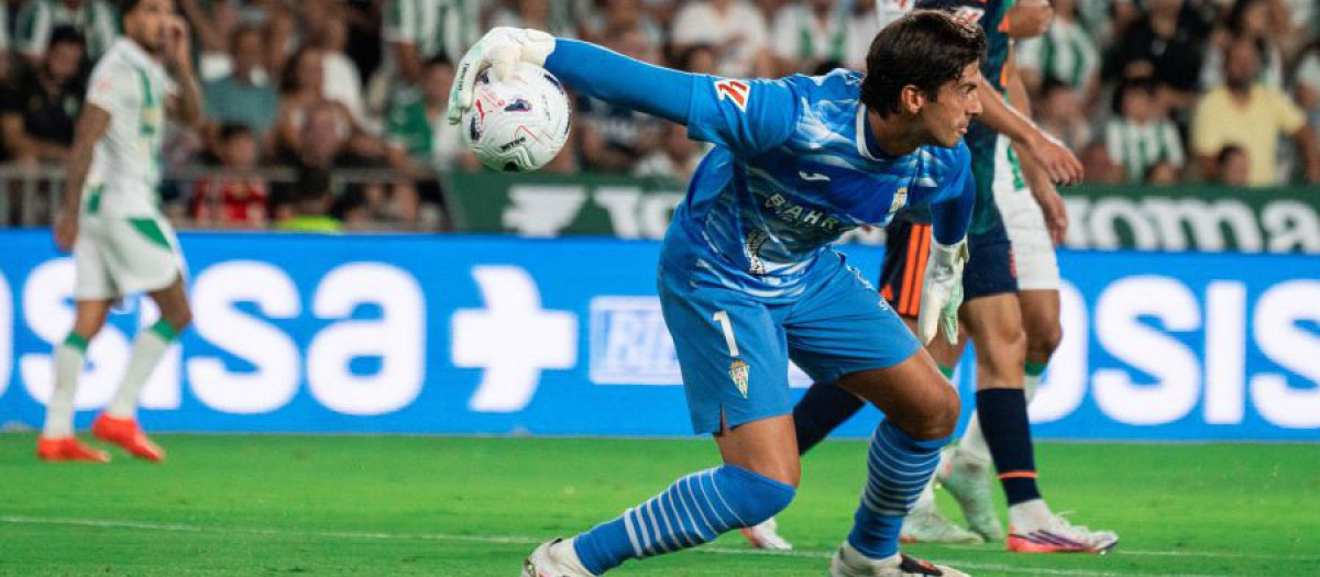 Iker Álvarez iniciando el juego en corto