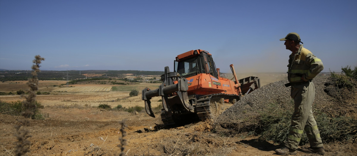 En la imagen, un 'bulldozer' de la UME similar a los que se subastan