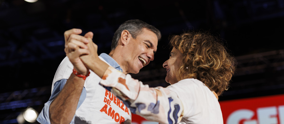 Imagen del secretario general del PSOE y presidente del Gobierno, Pedro Sánchez, y la vicesecretaria general del PSOE y secretaria general del PSOE de Andalucía, María Jesús Montero, en un acto de precampaña en el Palacio de Congresos y Exposiciones de Granada.
A 24 de octubre en Granada (Andalucía, España).
El acto también ha contado con la presencia del secretario general del PSOE de Granada y cabeza de lista al Senado por esta provincia, Pedro Fernández.

Álex Cámara / Europa Press
24/10/2026