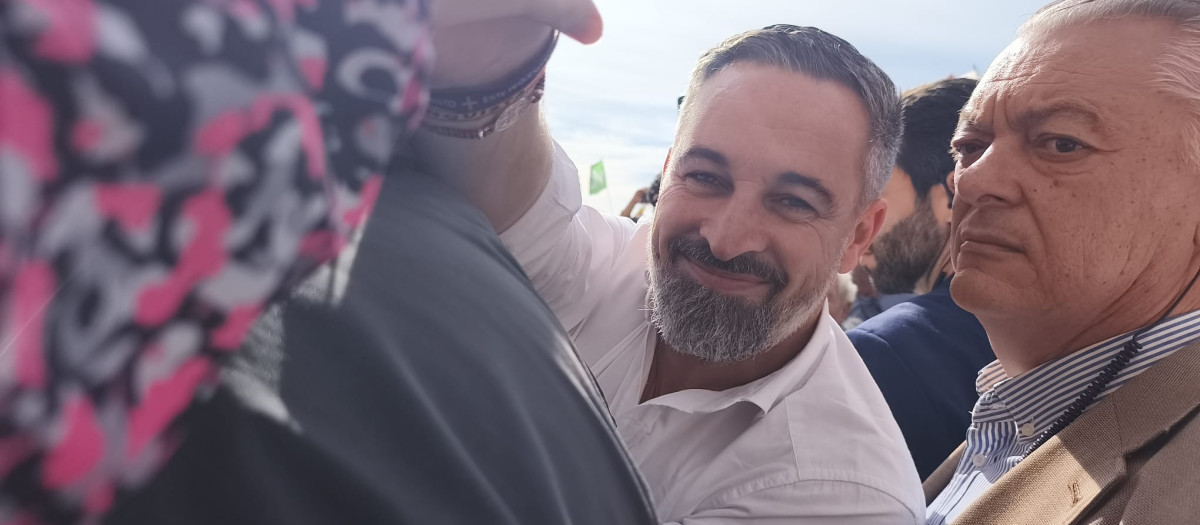 Santiago Abascal este sábado en Palma saludando a sus simpatizantes