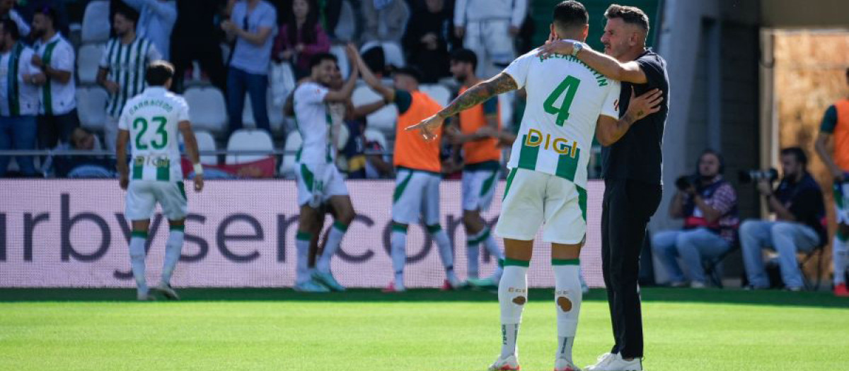 Iván Ania celebra uno de los goles con Álex Martín, con el resto de jugadores al fondo