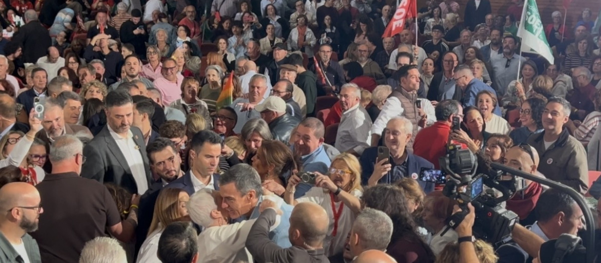 Pedro Sánchez abraza a los militantes socialistas en su visita a Granada