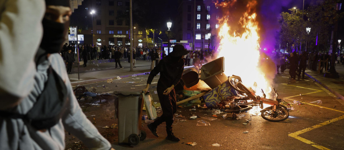 Decenas de estudiantes se han concentrado este sábado en la plaza Catalunya de Barcelona en una protesta convocada por redes sociales que ha derivado en incidentes y enfrentamientos con los Mossos