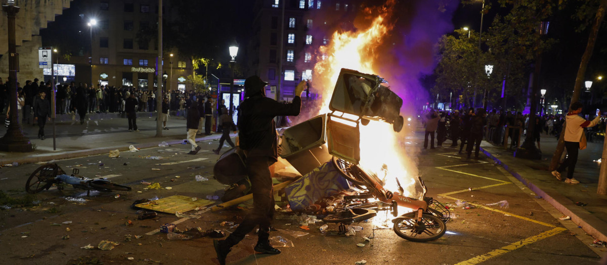 Decenas de estudiantes se han concentrado en la plaza Cataluña de Barcelona en una protesta que ha derivado en incidentes