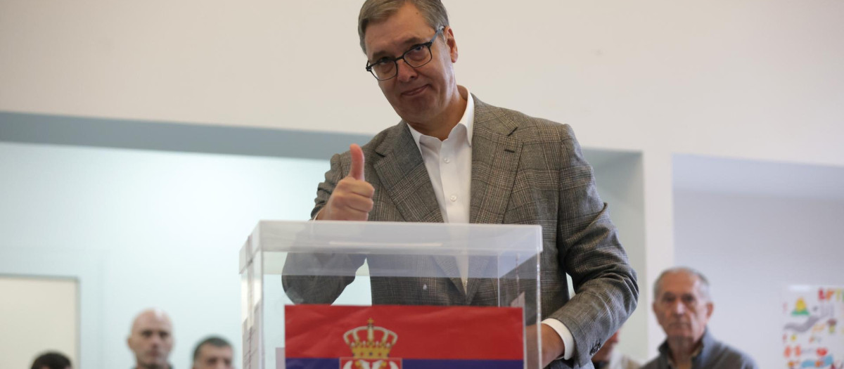 Belgrade (Serbia), 25/10/2026.- Serbian Progressive Party (SNS) prime ministerial candidate Aleksandar Vucic casts a ballot at a polling station during the early parliamentary elections in Belgrade, Serbia, 25 October 2026. Roughly 6.5 million eligible voters are called to the polls in a snap parliamentary election to choose lawmakers for a four-year term. (Elecciones, Belgrado) EFE/EPA/ANDREJ CUKIC