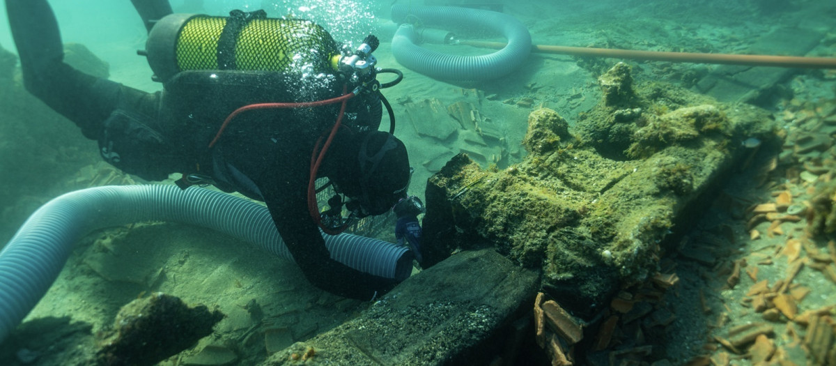 Imagen de la excavación de la carlinga del trinquete del pecio frente a las costas de Marbella (Málaga).