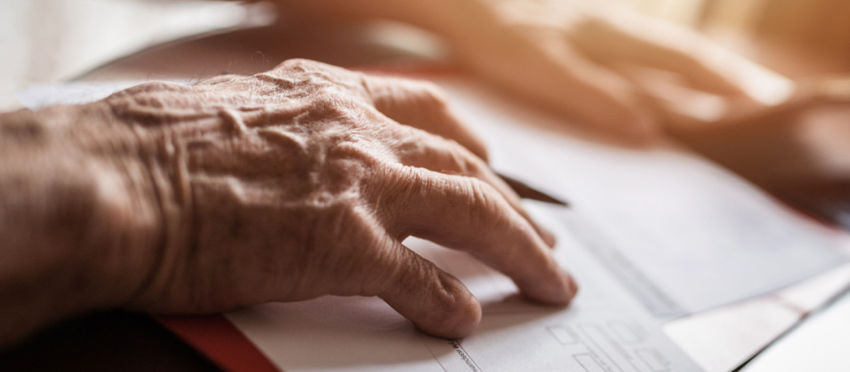 Hombre firmando un documento