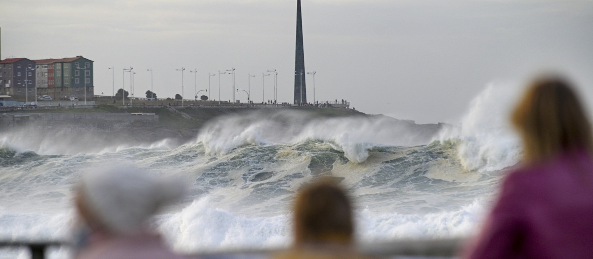 Una cadena humana salva a una mujer arrastrada por el mar en la playa de Riazor, en La Coruña