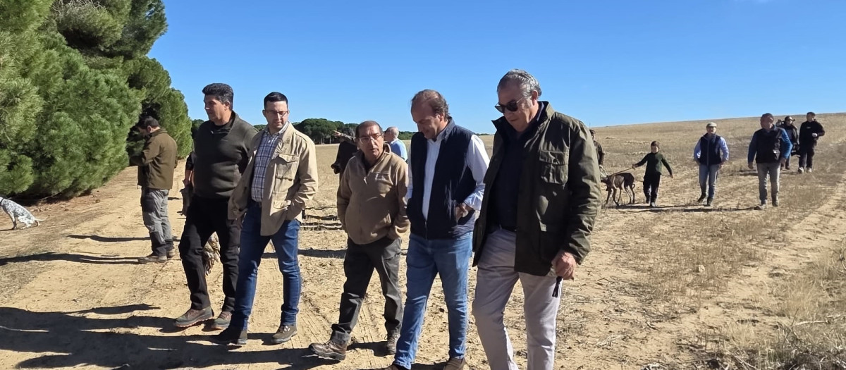 El consejero de Agricultura, Ganadería, Medio Rural y Política Ambiental, Joaquín Antonio Pino, participa en Alaejos (Valladolid) en un acto celebrado con motivo de la apertura de la temporada general de caza menor de 2026 en Castilla y León

REMITIDA / HANDOUT por JCYL
Fotografía remitida a medios de comunicación exclusivamente para ilustrar la noticia a la que hace referencia la imagen, y citando la procedencia de la imagen en la firma
25/10/2026