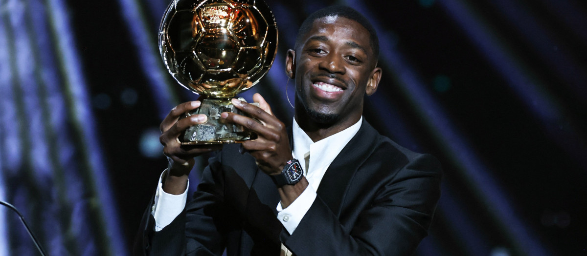 Ousmane Dembele posa con el Balón de Oro 2025