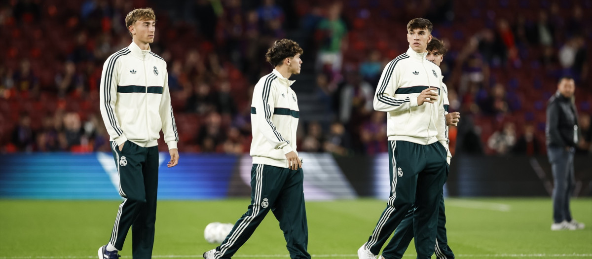 Los jugadores del Real Madrid, en el Camp Nou antes del partido