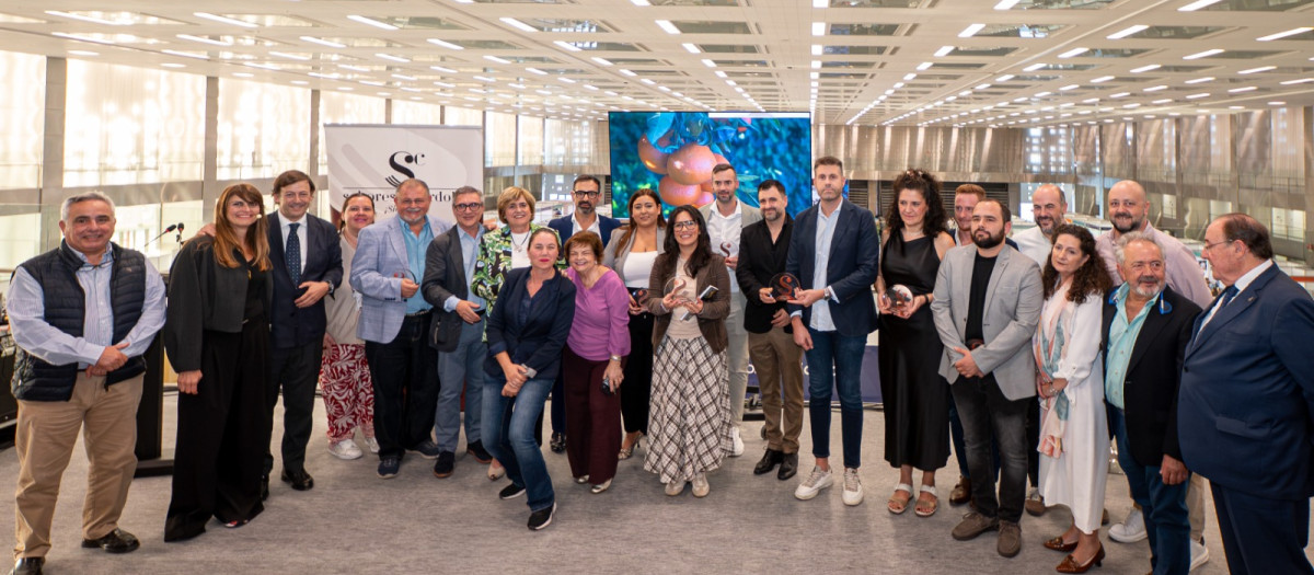 Los premiados junto a las personas que hicieron entrega del galardón