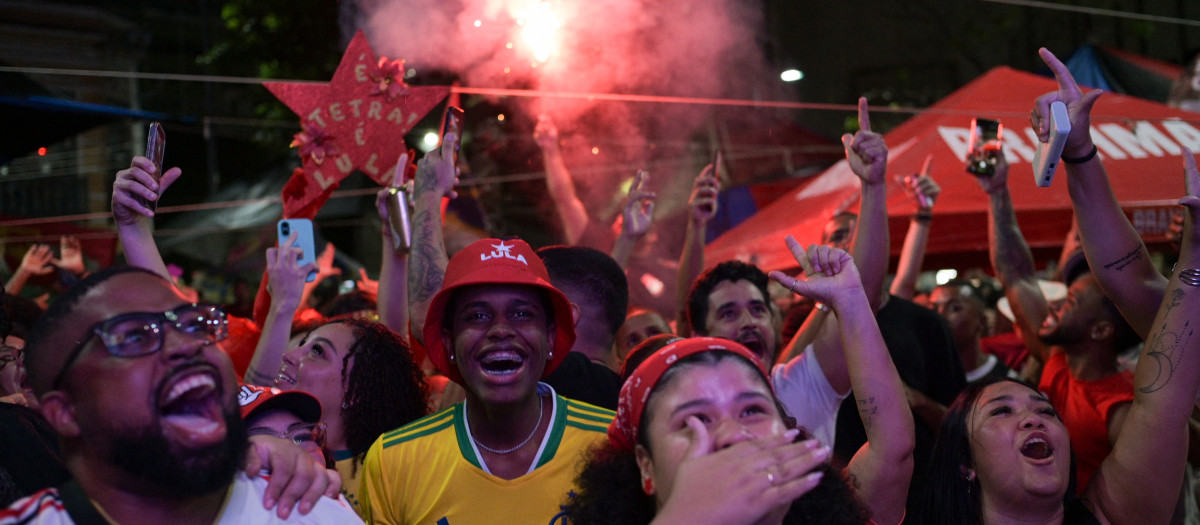 Simpatizantes de Lula da Silva esperando los resultados de los comicios