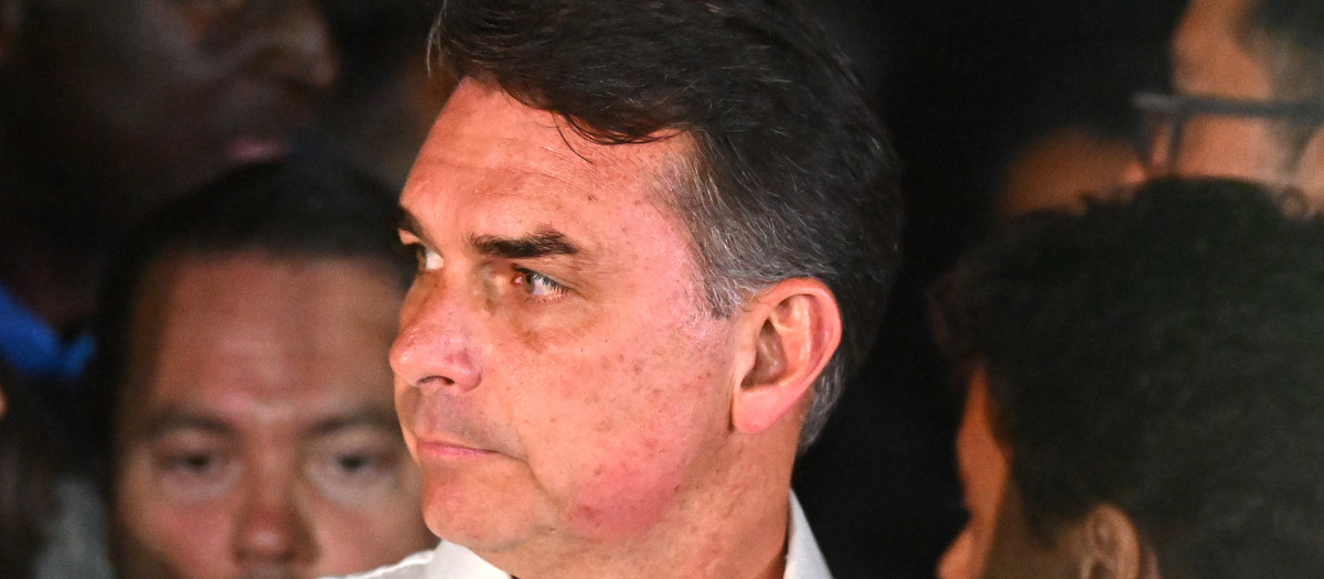 Flávio Bolsonaro en su comparecencia tras el resultado de las elecciones