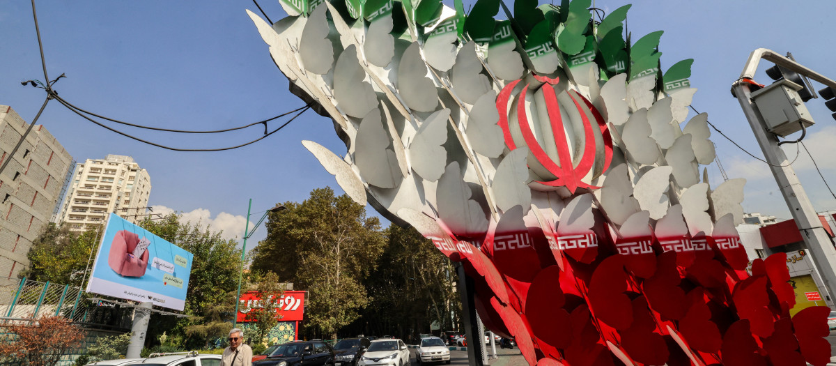 bandera nacional iraní en Teherán