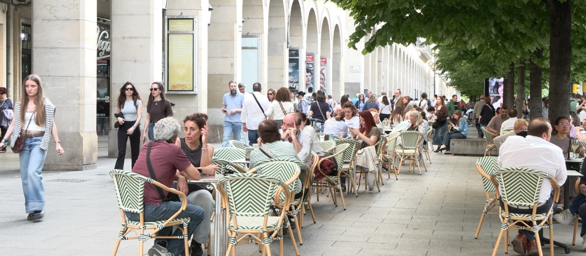 Terrazas de bar con gente en el Paseo de Independencia de Zaragoza
