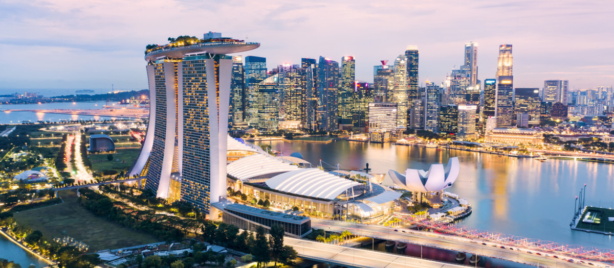 Vista del 'skyline' de la ciudad-Estado de Singapur al anochecer con el distrito financiero al fondo