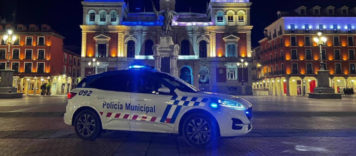Un coche de la Policía Municipal de Valladolid, en la Plaza Mayor, en una imagen de recurso