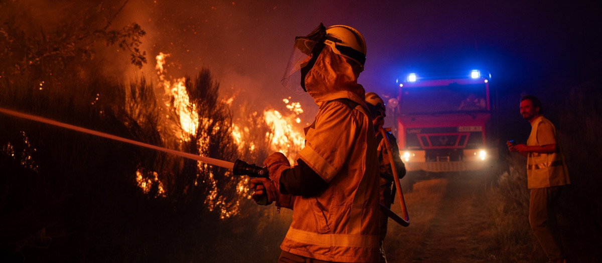 Varias personas trabajan en la extinción de un fuego