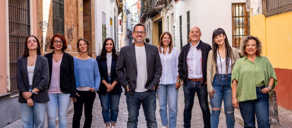 José Ignacio García, lider de Adelante Andalucía, posa por delante de los cabezas de lista de la formación