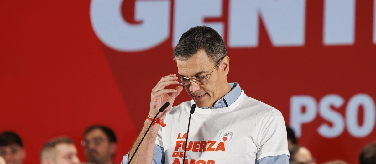 (Foto de ARCHIVO)
Imagen del secretario general del PSOE y presidente del Gobierno, Pedro Sánchez, en un acto de precampaña en el Palacio de Congresos y Exposiciones de Granada.
A 24 de octubre en Granada (Andalucía, España).
El acto ha contado también con la presencia de la vicesecretaria general del PSOE y secretaria general del PSOE de Andalucía, María Jesús Montero y el secretario general del PSOE de Granada y cabeza de lista al Senado por esta provincia, Pedro Fernández.

Álex Cámara / Europa Press
24/10/2026