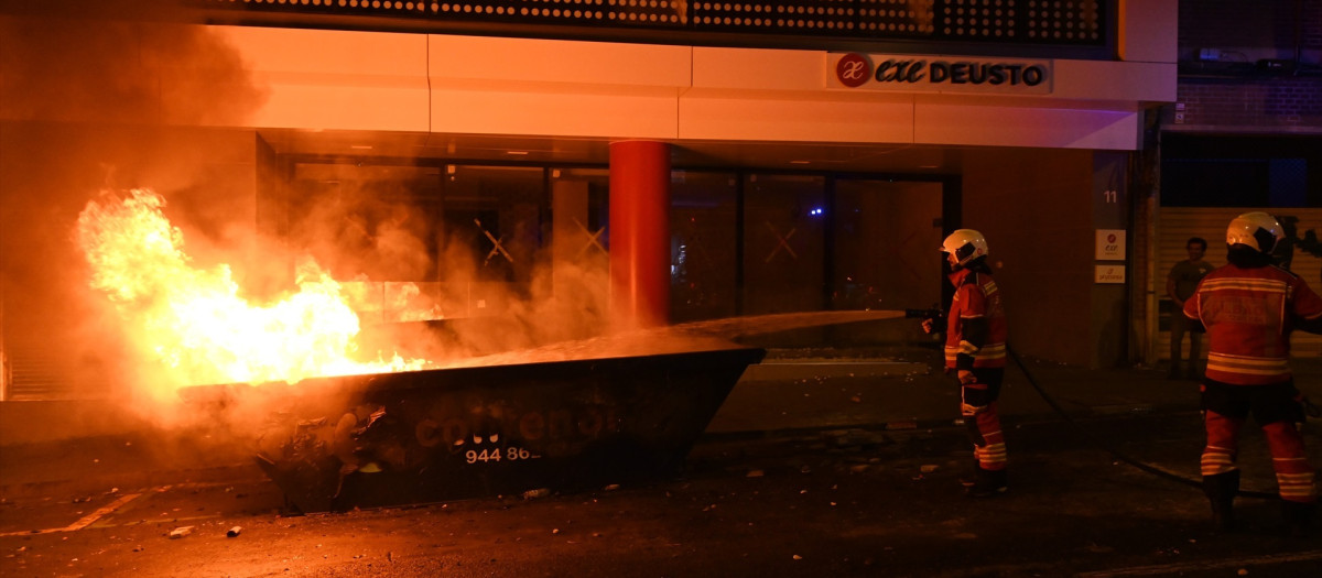 Bomberos sofocan un contenedor quemado tras una protesta contra Vito Quiles en Bilbao