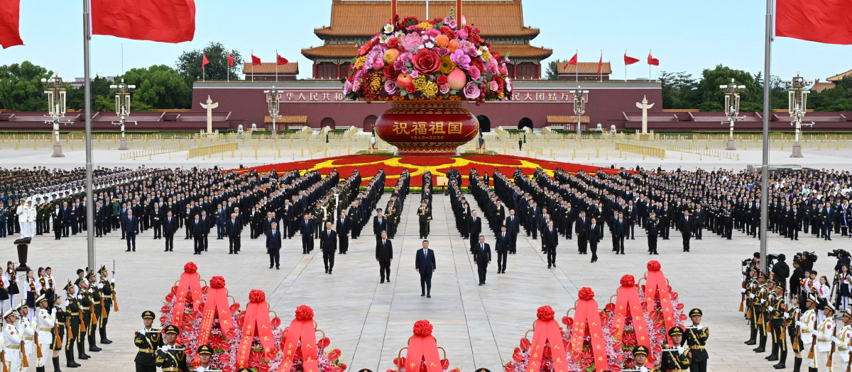 Xi Jinping y la cúpula del Partido Comunista Chino en la Plaza de Tiananmén en Pekín
