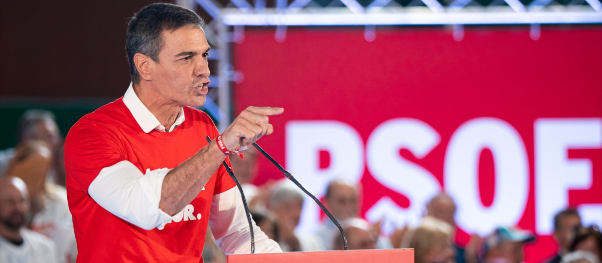El secretario general del PSOE y presidente del Gobierno, Pedro Sánchez, interviene en un acto de precampaña del partido, a 26 de octubre de 2026, en Gijón, Asturias (España). El presidente del Gobierno, Pedro Sánchez, visita Gijón combinando una agenda institucional con un acto central de precampaña de cara a las próximas elecciones generales del 29 de noviembre.

Juan Vega / Europa Press
26/10/2026
