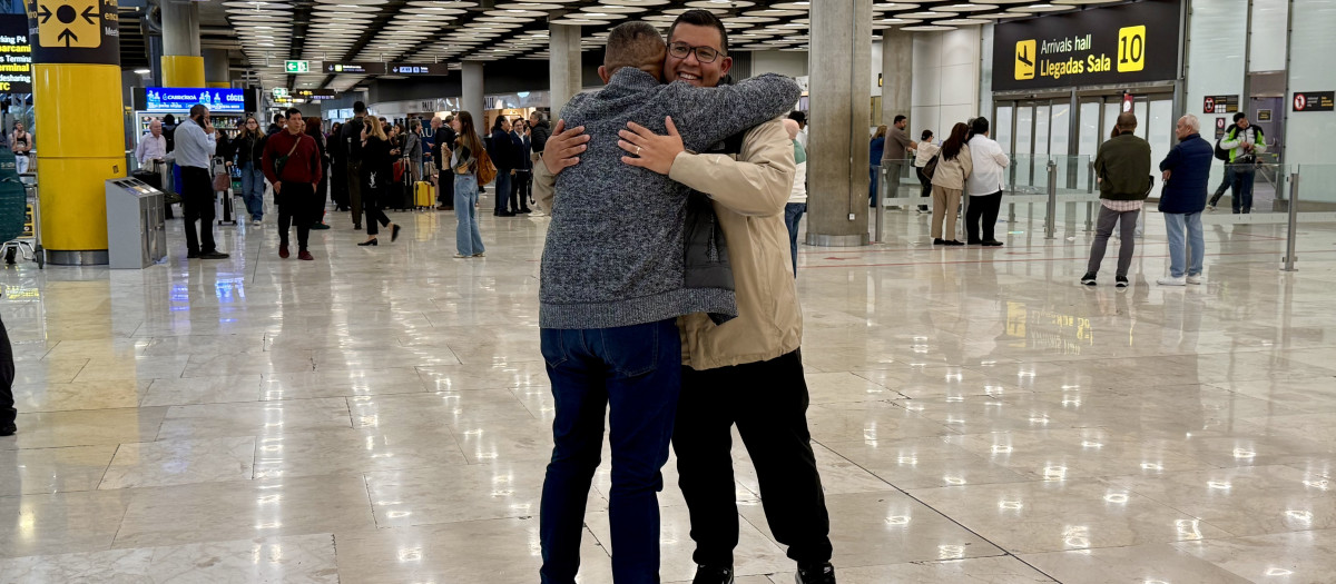El abrazo de Carlos a Idelmo, en Barajas