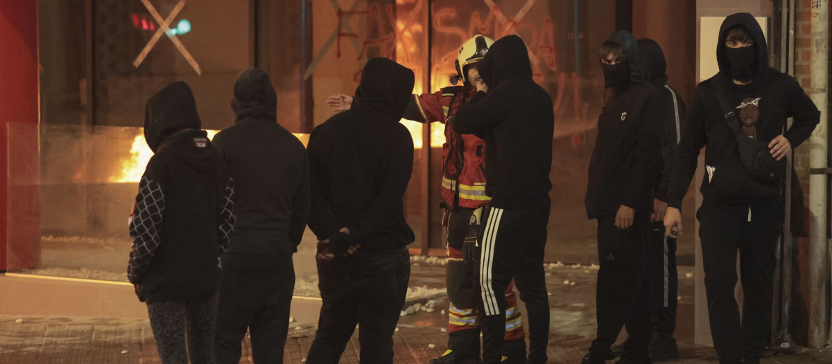 Radicales vascos encapuchados en Bilbao este lunes